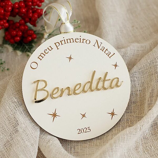 Bola “o meu primeiro natal” nome em acrilico dourado