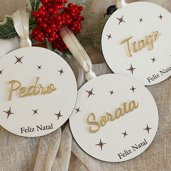 Bola de natal com nome em acrílico dourado
