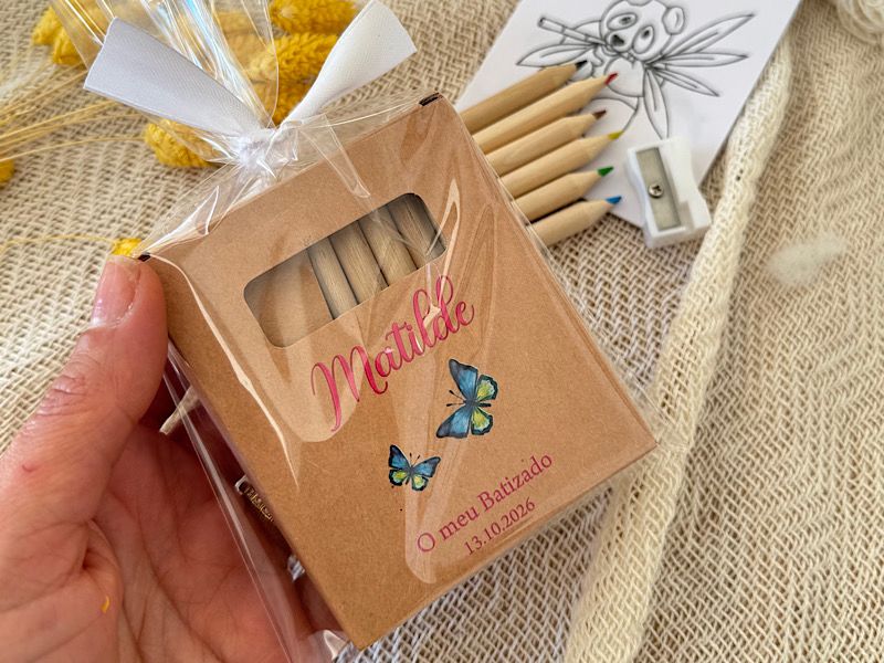 Caixa lápis de cor com afia e desenhos